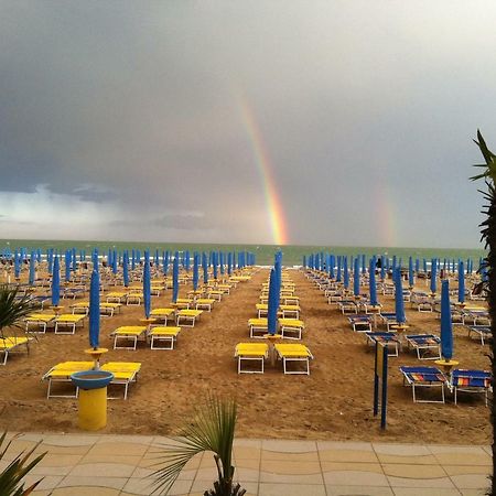 Piccolo Moderno Appartamento Sulla Spiaggia In Centro Lido di Jesolo Exteriör bild