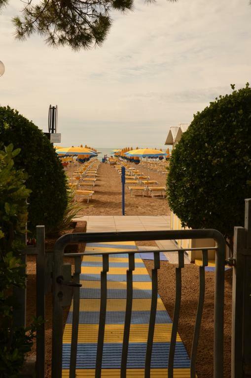 Piccolo Moderno Appartamento Sulla Spiaggia In Centro Lido di Jesolo Exteriör bild