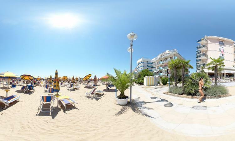 Piccolo Moderno Appartamento Sulla Spiaggia In Centro Lido di Jesolo Exteriör bild